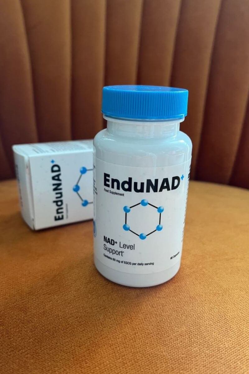 Flacon et boîte EnduNAD+ présentés verticalement