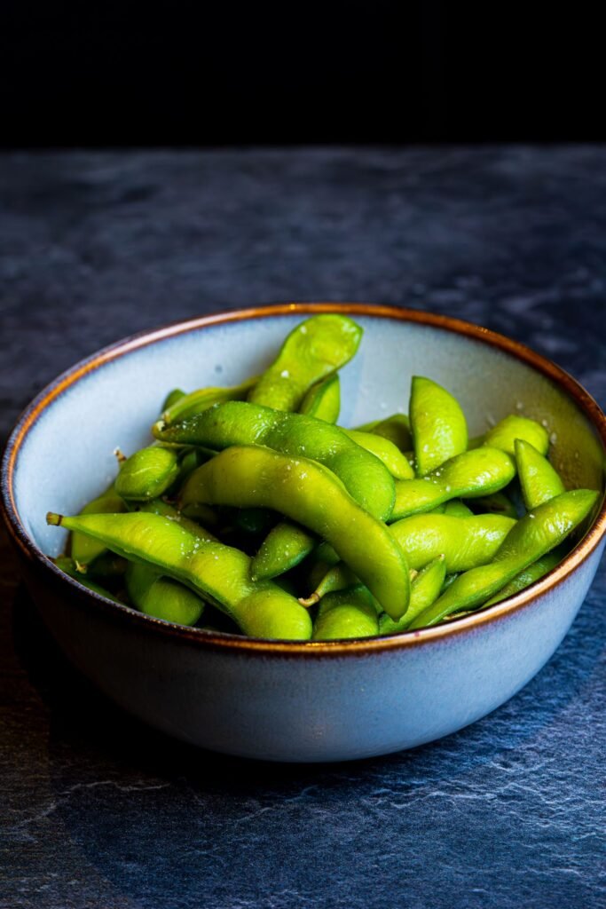 Edamame, l'une des sources alimentaires naturelles de NMN avec le brocoli et l'avocat