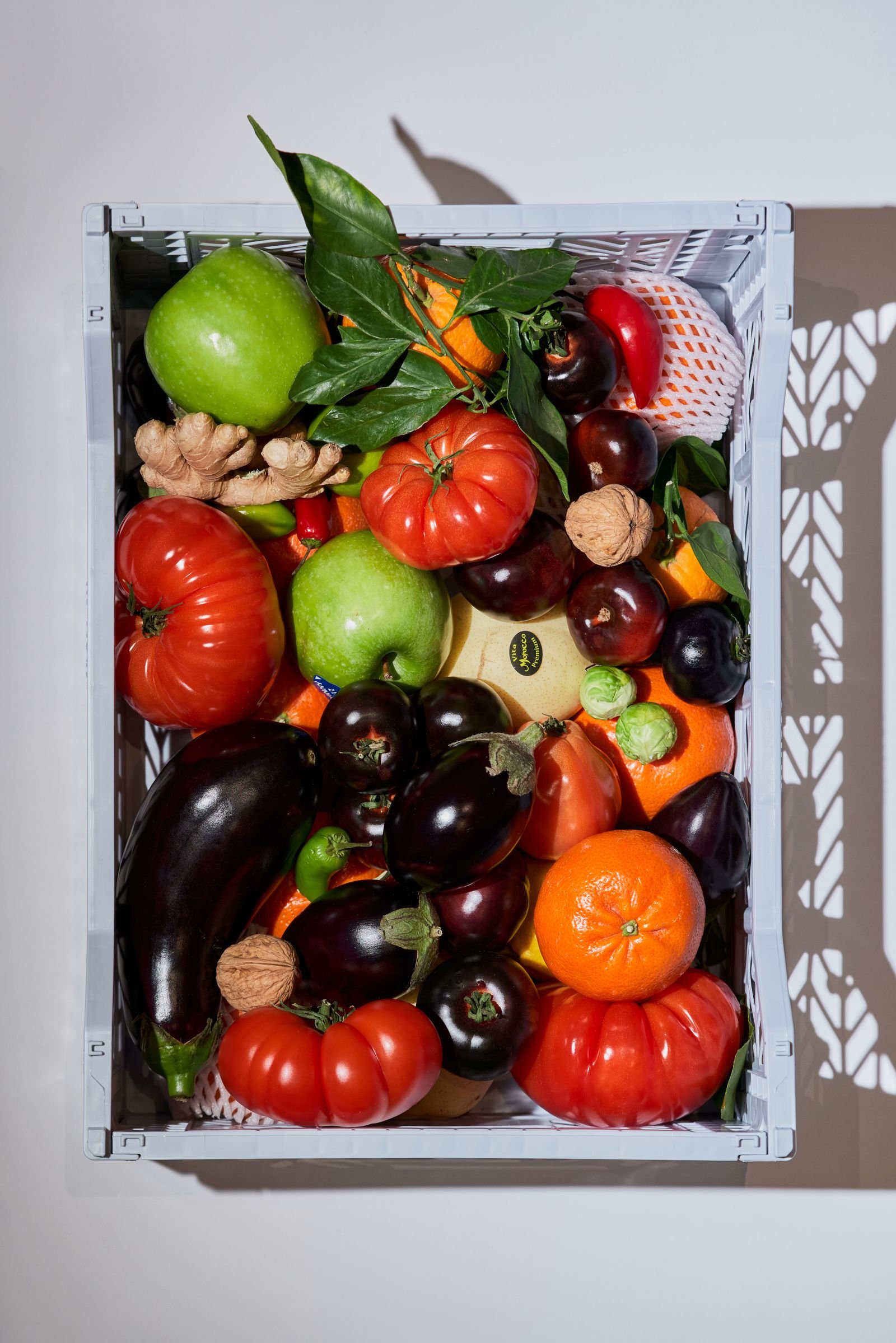 Panier rempli de fruits et légumes colorés