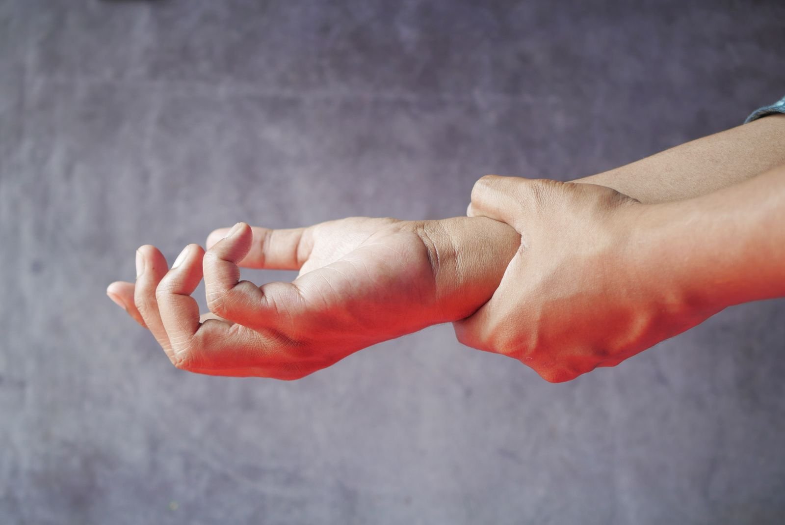 Mains qui se touchent, illustrant une sensation de fourmillement ou d'engourdissement