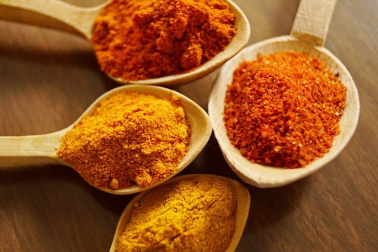 Assortiment d'epices : cannelle, cumin, curcuma et piment