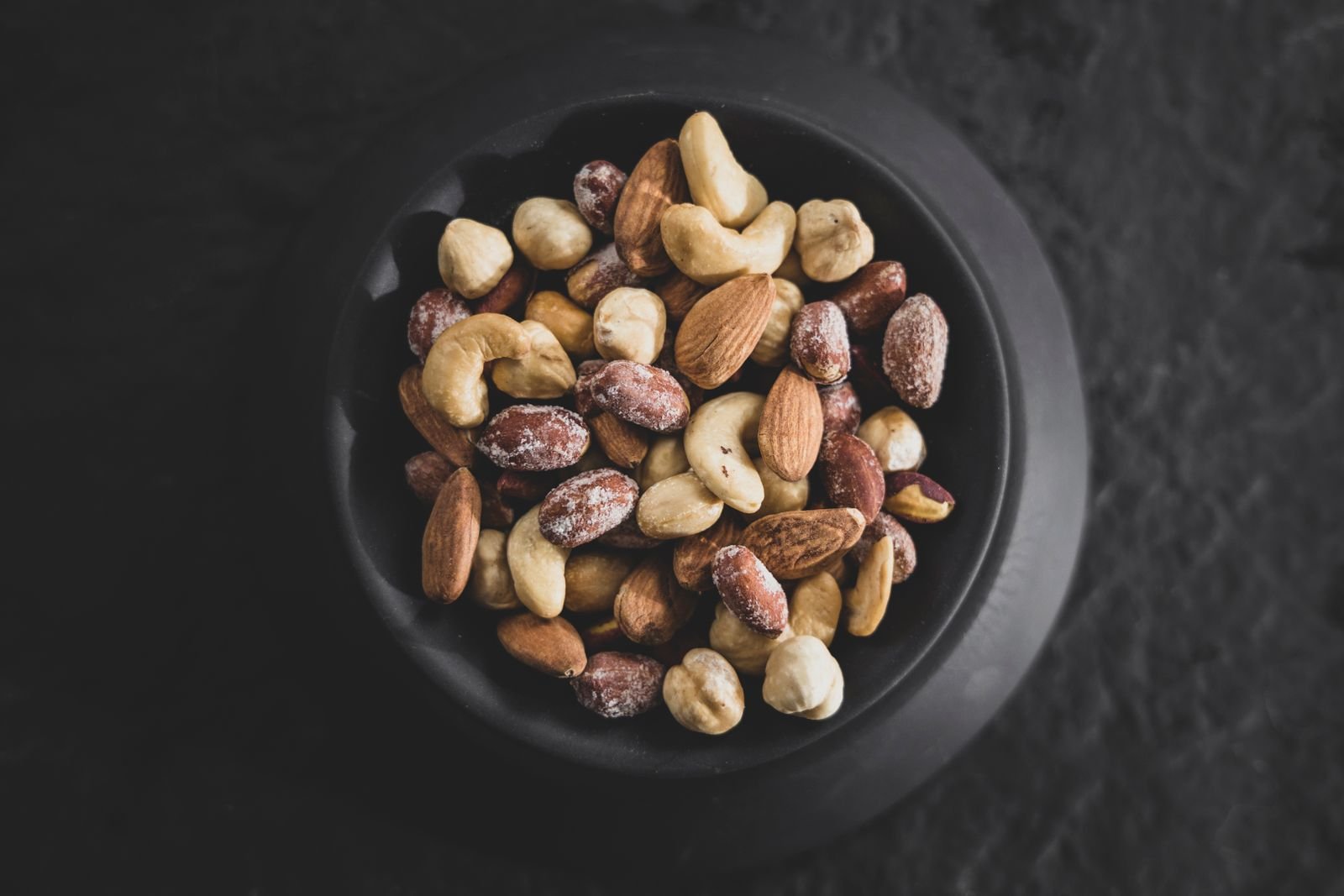 Assortiment de noix et d'oléagineux, sources naturelles de magnésium et de vitamine B6