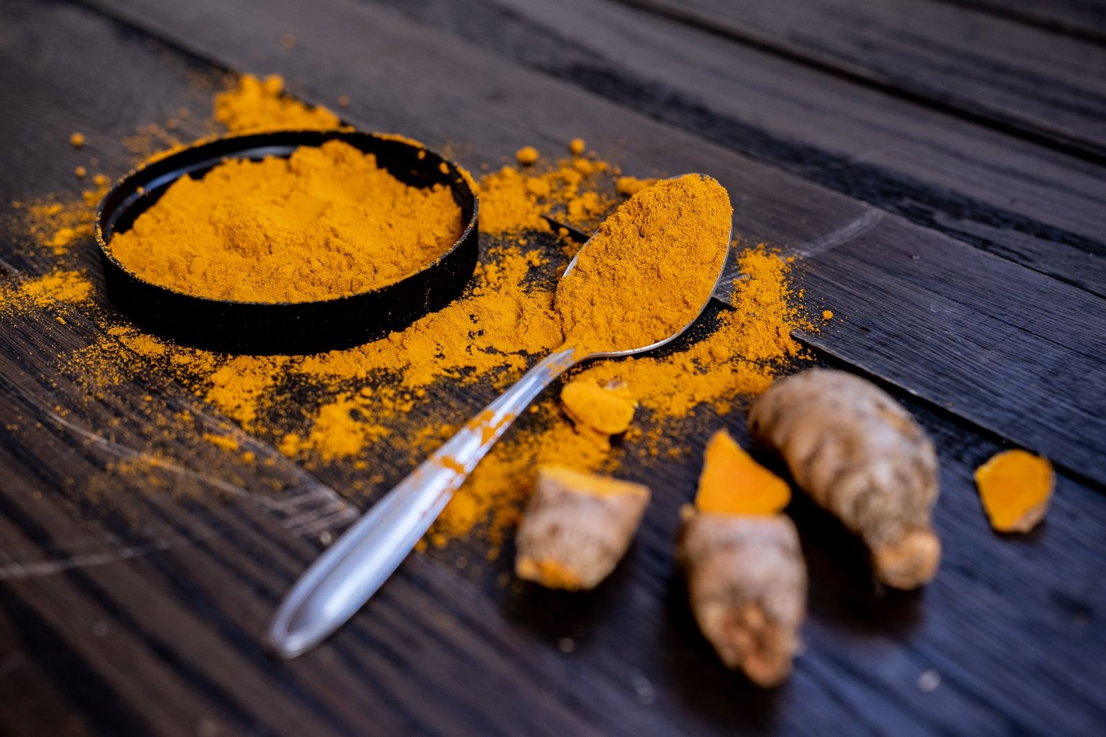 Curcuma en poudre et racine fraîche, épice aux propriétés anti-inflammatoires