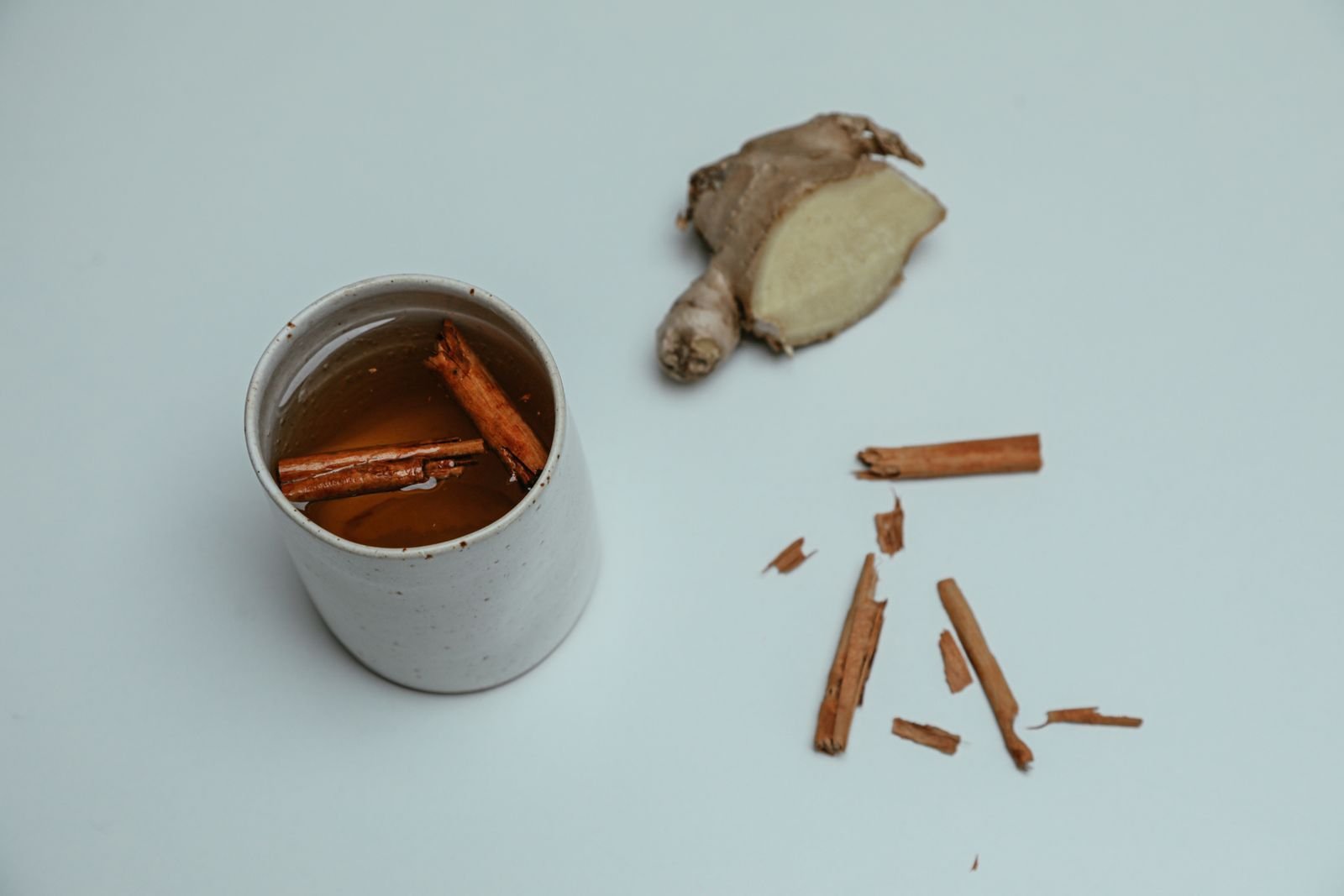 Tasse de tisane au gingembre et bâtons de cannelle