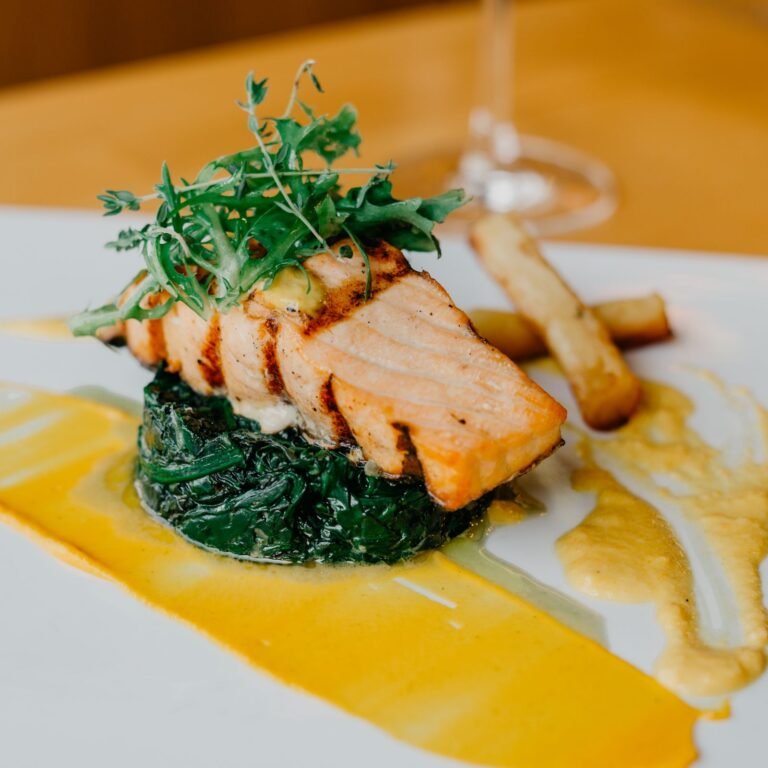 Filet de saumon grille accompagne d'epinards frais, repas anti-inflammatoire