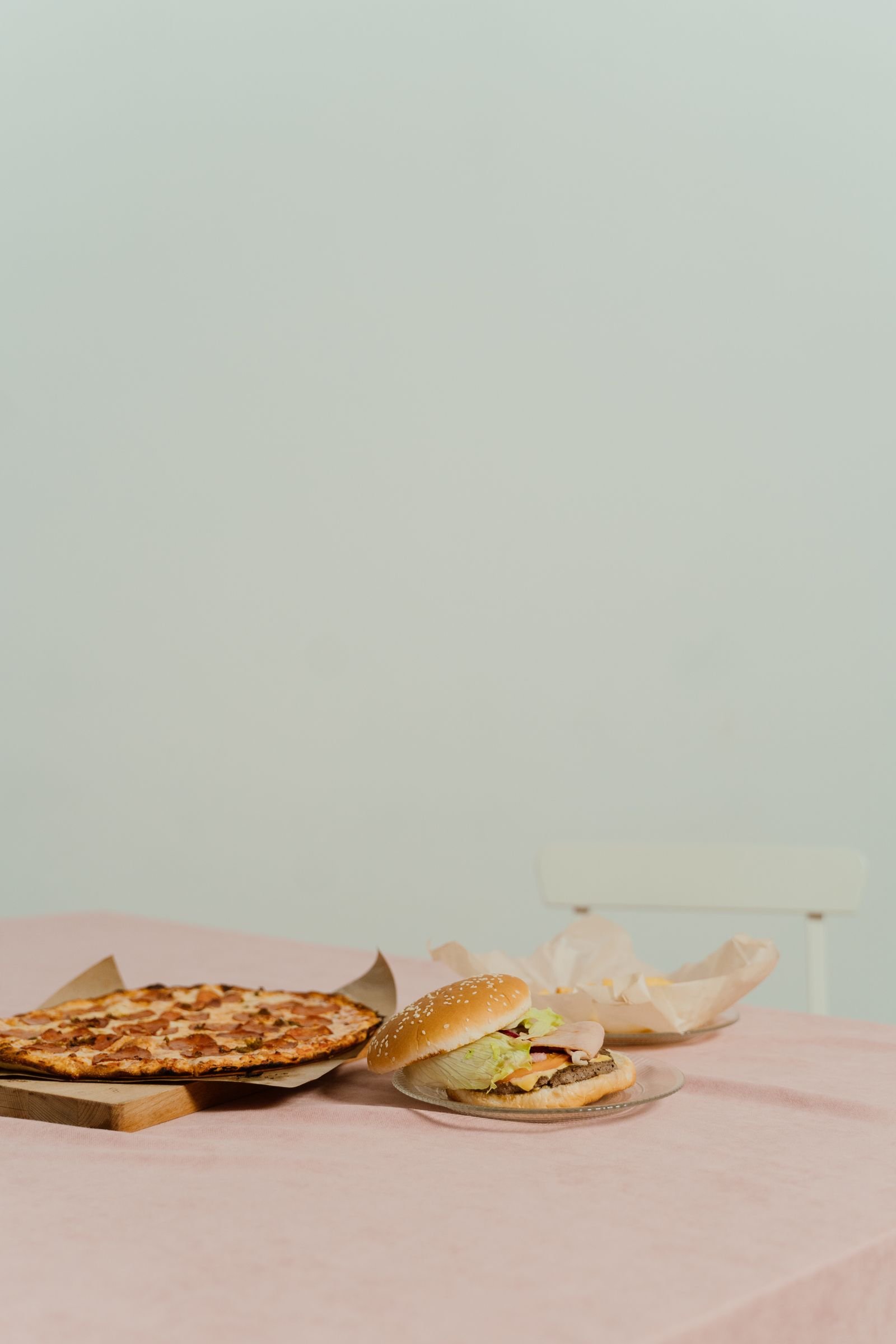 Burger et pizza, exemples d'aliments ultra-transformés à limiter