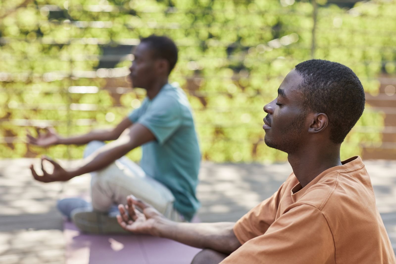 Personnes méditant en plein air, pratique favorisant la gestion du stress